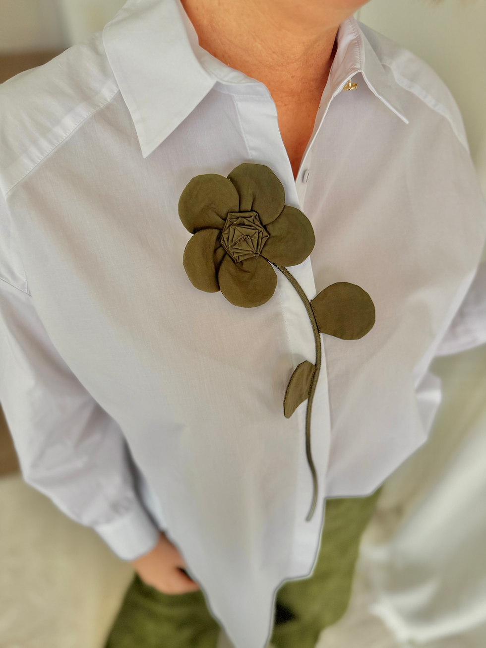 Thumbnail: 66024 Witte katoenen hemdsblouse met kaki bloem Caroline Biss