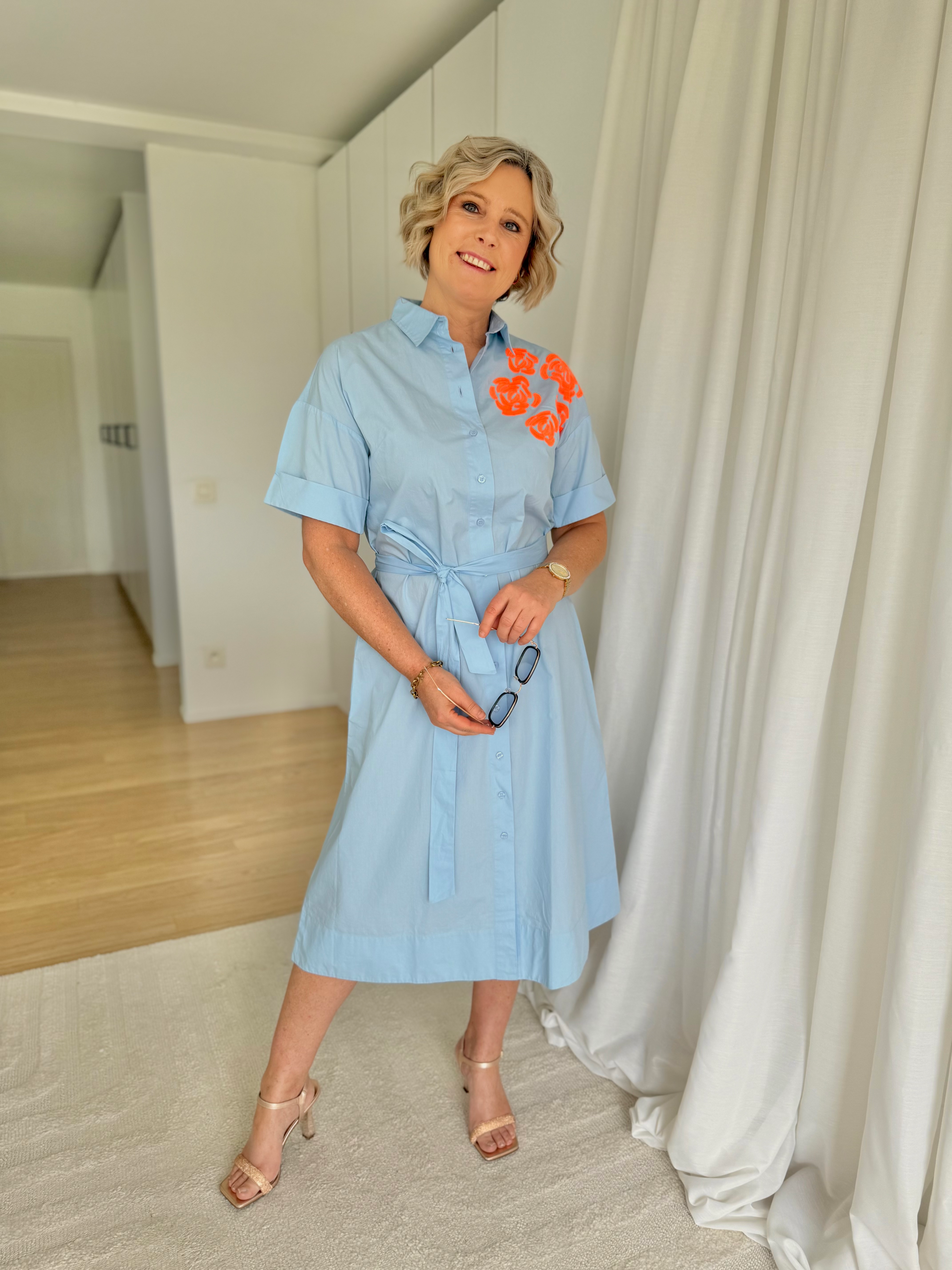 66481 Lichtblauwe katoenen jurk met fluo oranje motief op schouder Atmos