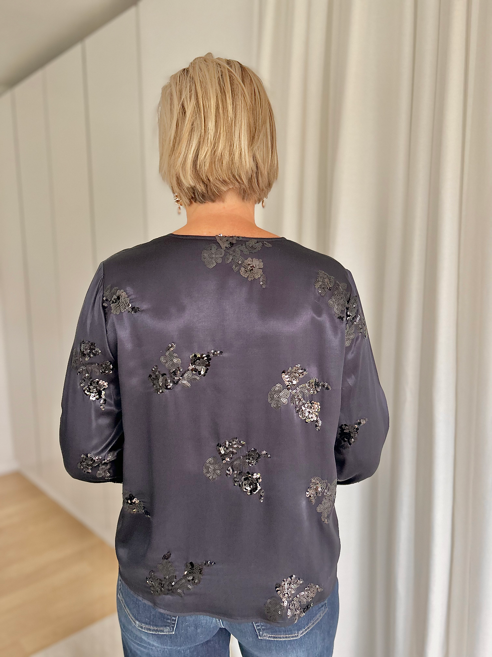 Thumbnail: 67067 Donkerblauwe blouse met ton-sur-ton pailletten Atmos