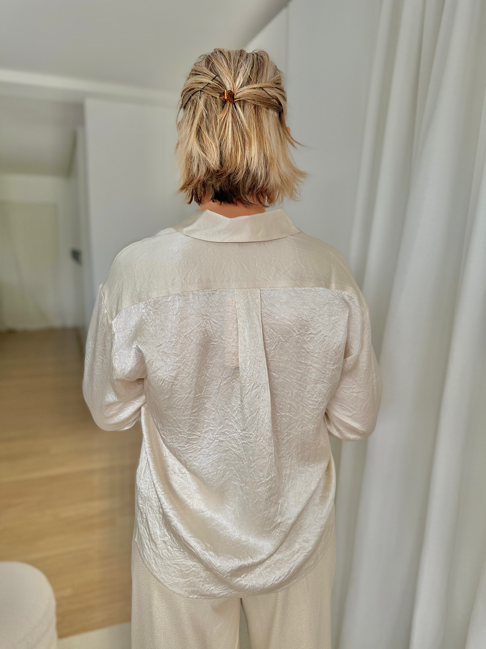 Thumbnail: 67925 Gouden satijn-look hemdsblouse in structuur-stof Esqualo