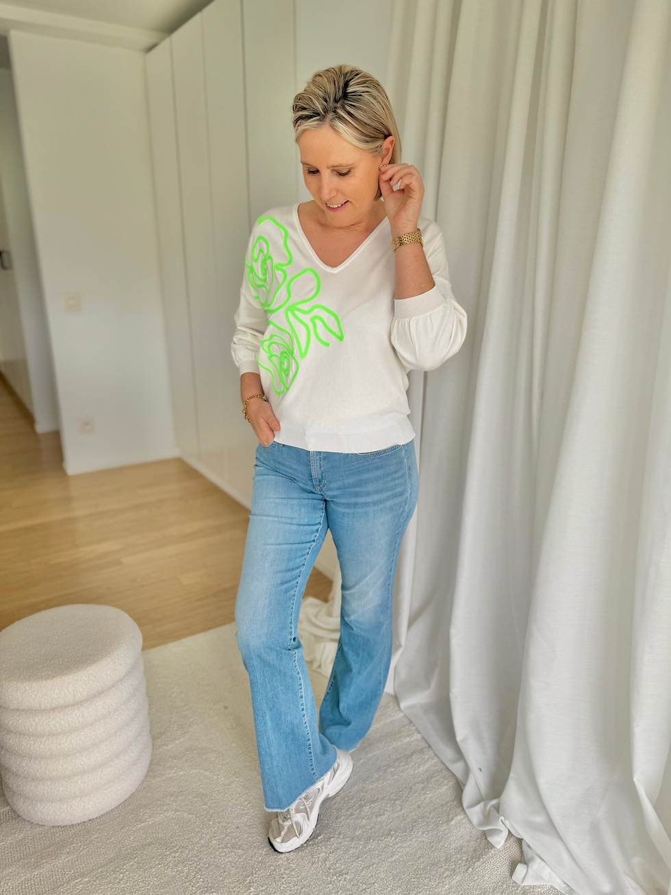 Thumbnail: 67088 Licht jeans bootcut model met rafels 'Paris Flared' van Cambio