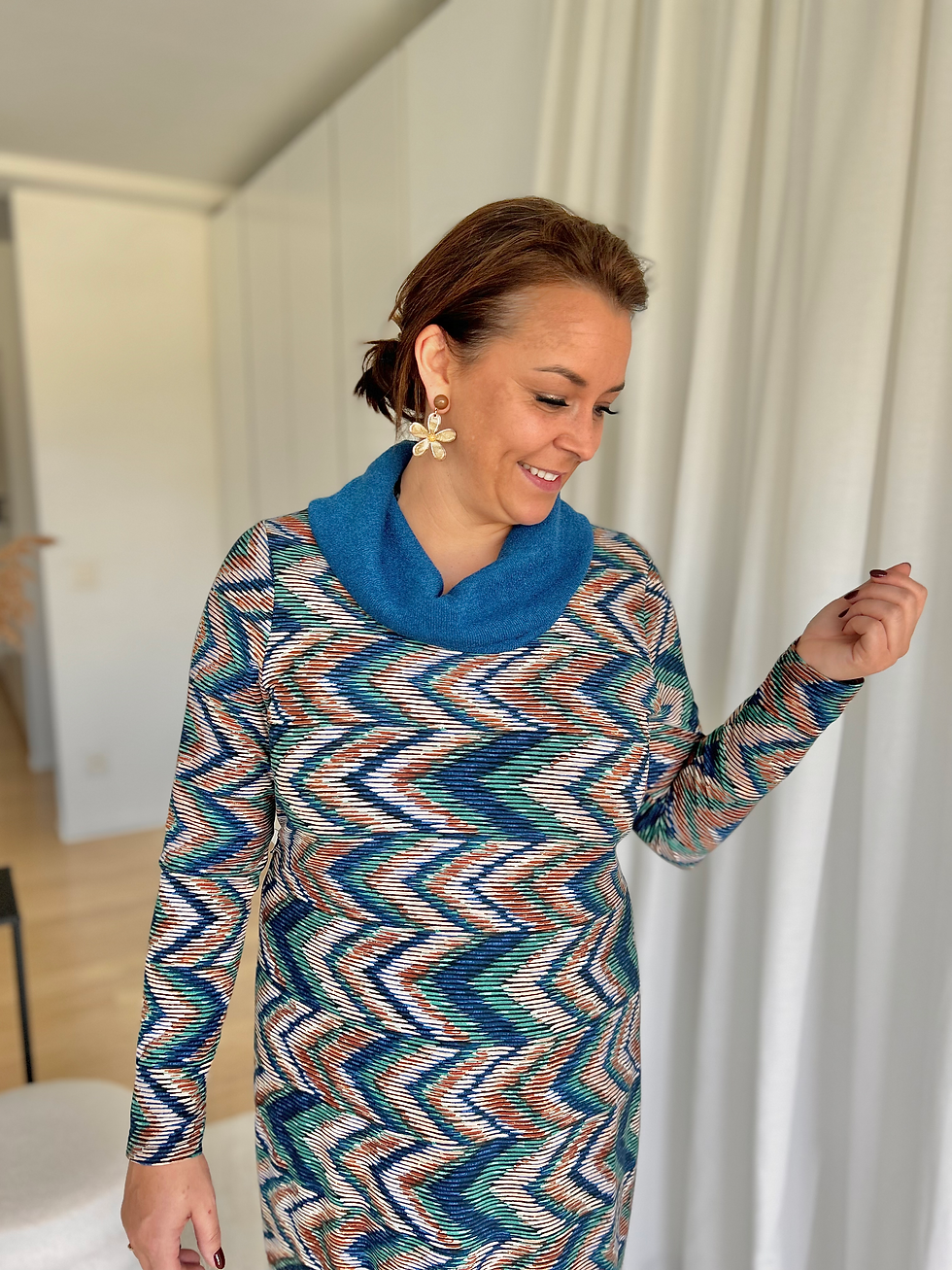 Thumbnail: 64783 Korte jurk stretch-kwaliteit in blauw/camel print zachte rolkraag Batida