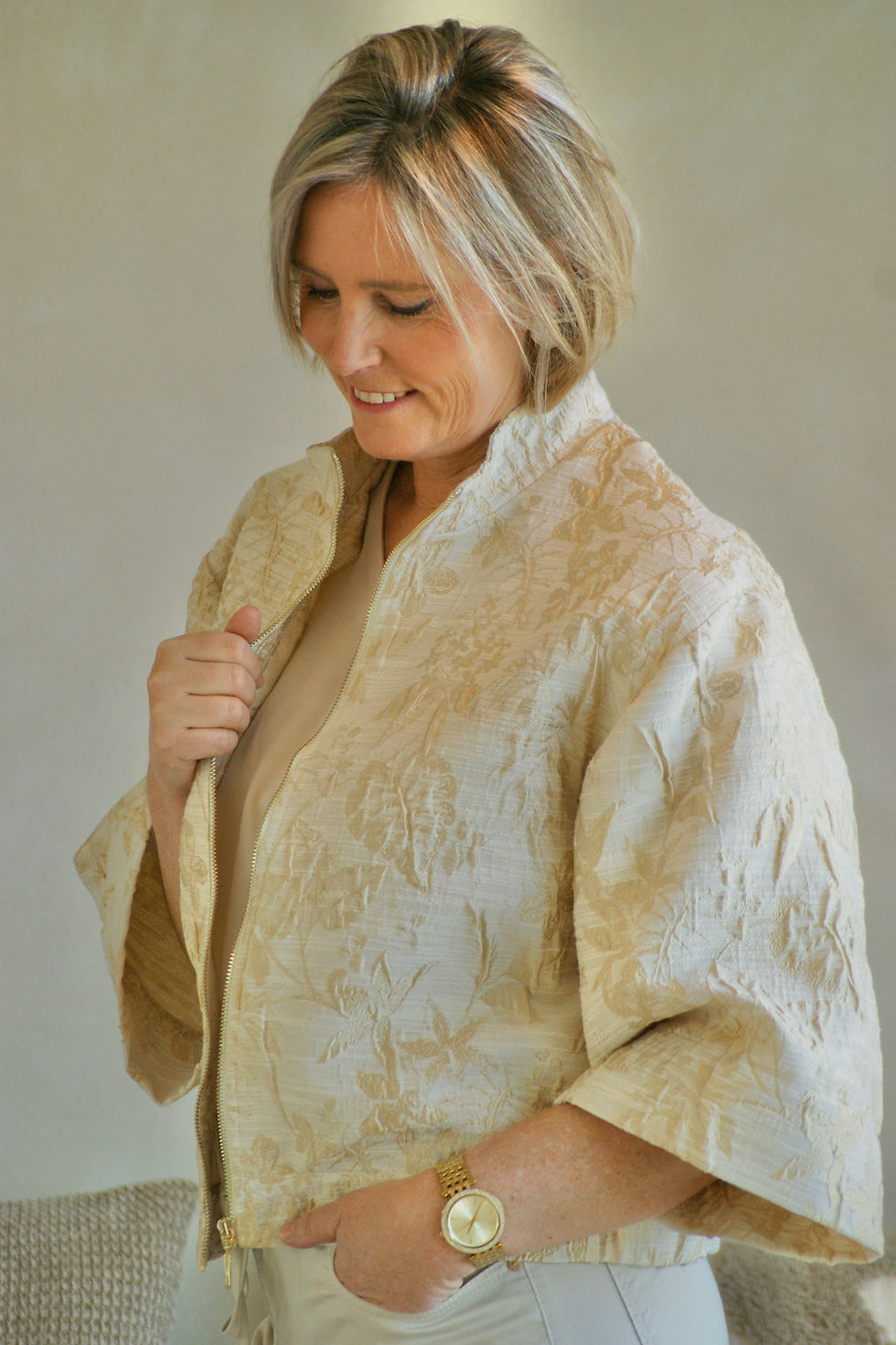 Thumbnail: 71881 Gekleed jasje in elegante beige/goud print Green ICE