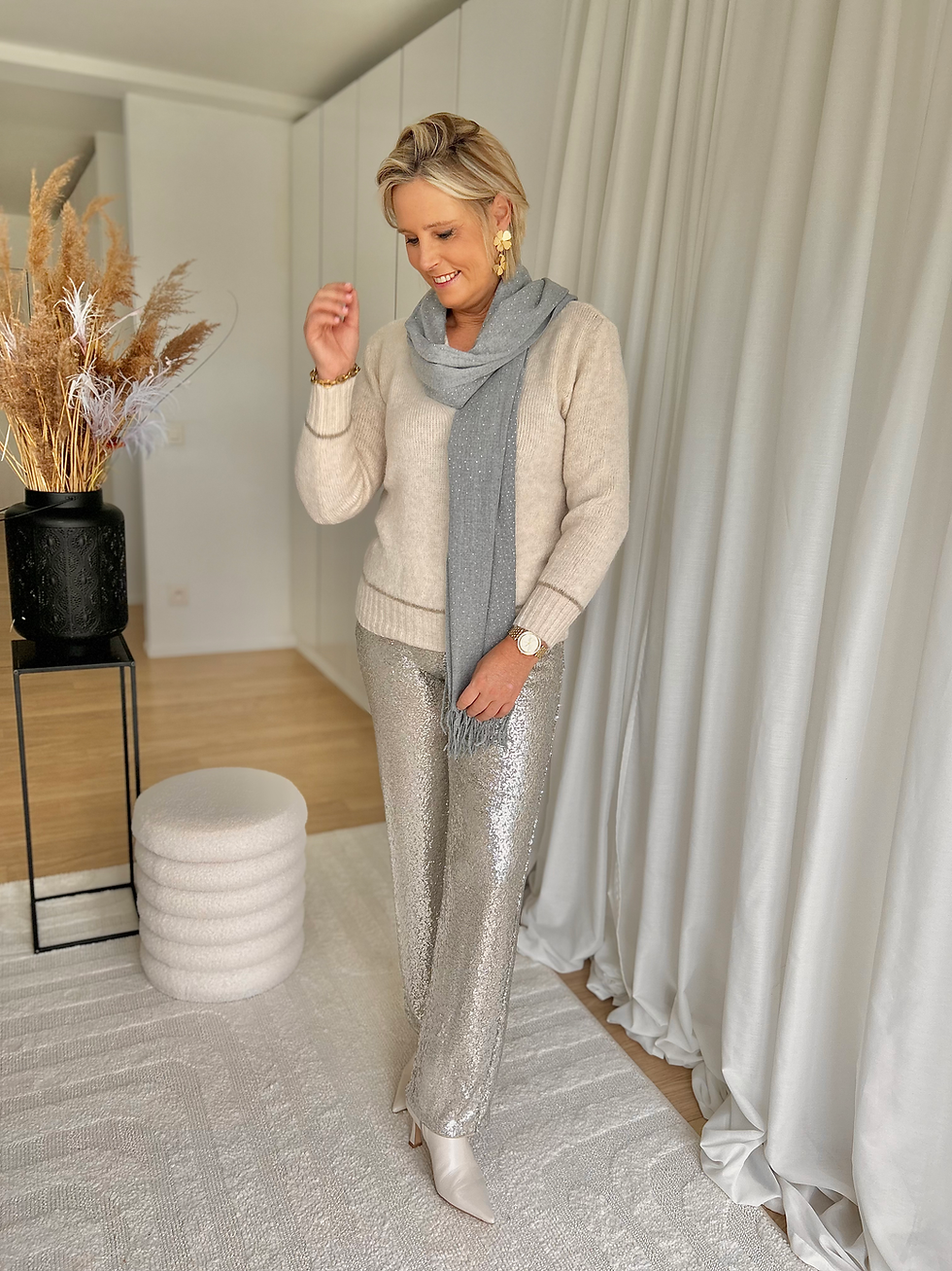 Thumbnail: 62590 Beige glitterbroek met zilveren pailletten op rek Freequent