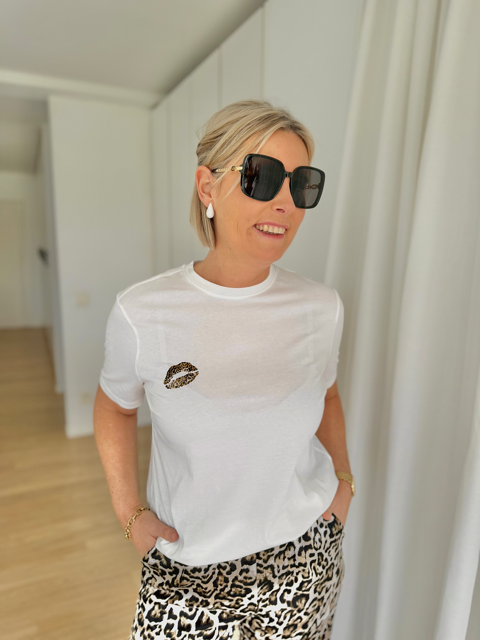Thumbnail: 66789 Wit t-shirt met lippen in leopard print Vila