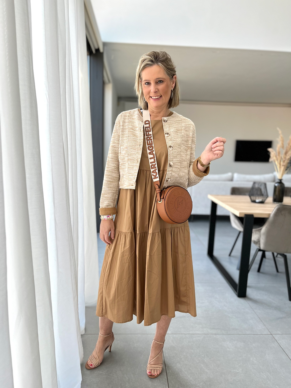 Thumbnail: 60375 Beige kort jasje in fijne bouclé Her.