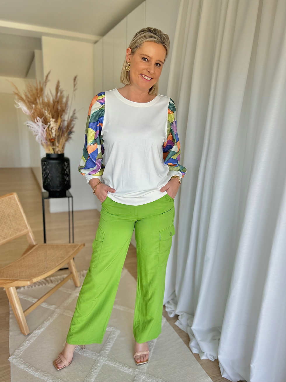 Thumbnail: 63230 Groene broek met rechte pijp en zakken op zijkant Freequent