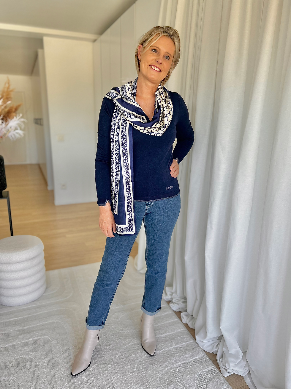 Thumbnail: 65369 Donkerblauwe v-hals trui afgebiesd met fijne glitter Liu Jo