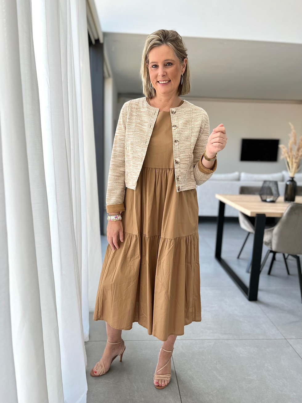 Thumbnail: 60375 Beige kort jasje in fijne bouclé Her.