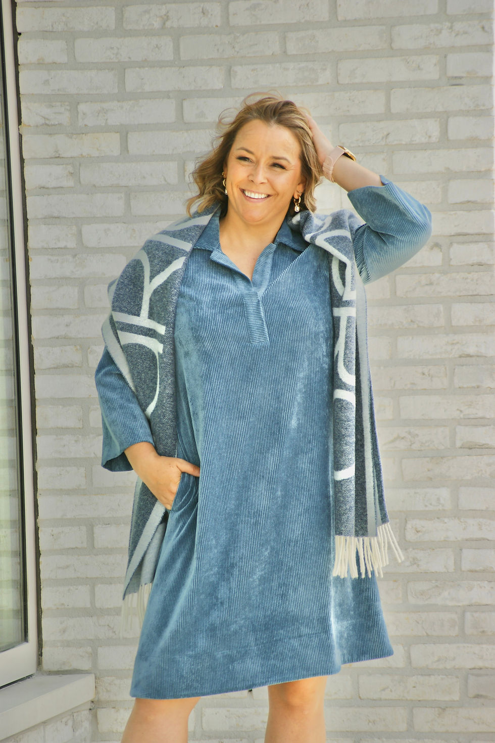 Thumbnail: 68298 Jeansblauwe ribfluwelen jurk met v-hals Marie Méro