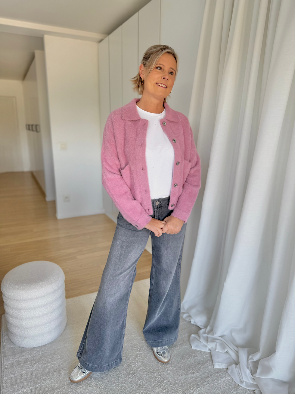 Thumbnail: 67284 Oudroze fluffy jasje in boxy model met knopen achteraan Rino & Pelle