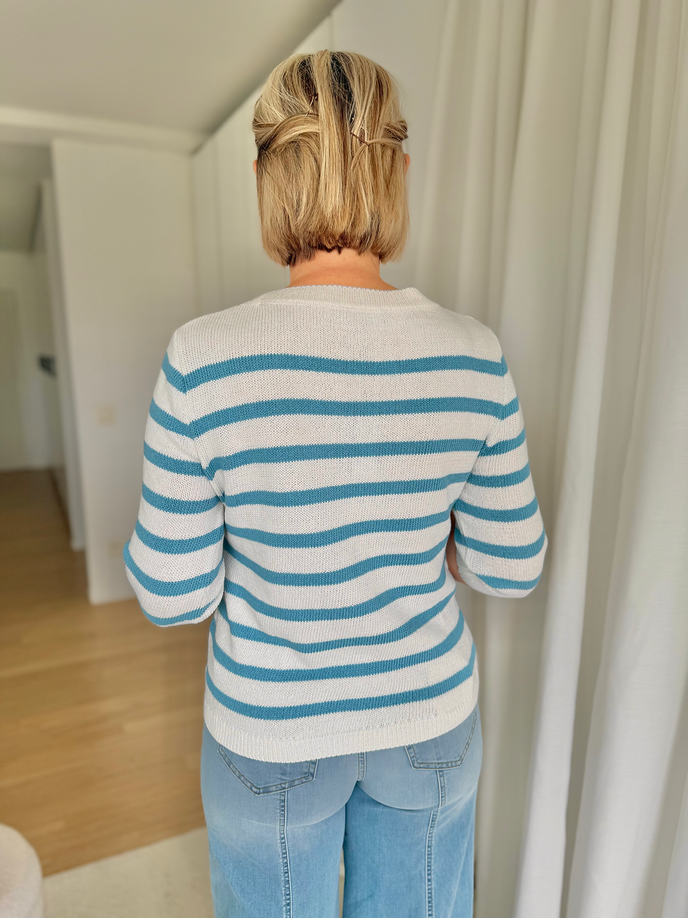 Thumbnail: 66136 Trui met jeansblauwe strepen en opschrift in zilveren strass Monari