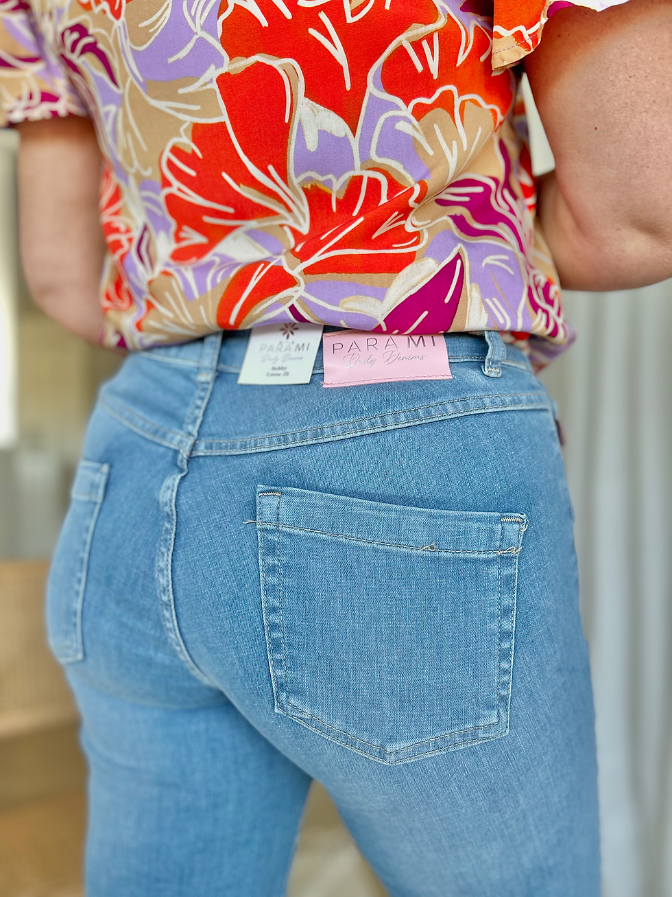 Thumbnail: 63398 Jeans in lichte wassing losser model "BOBBY" met koordje van Para Mi