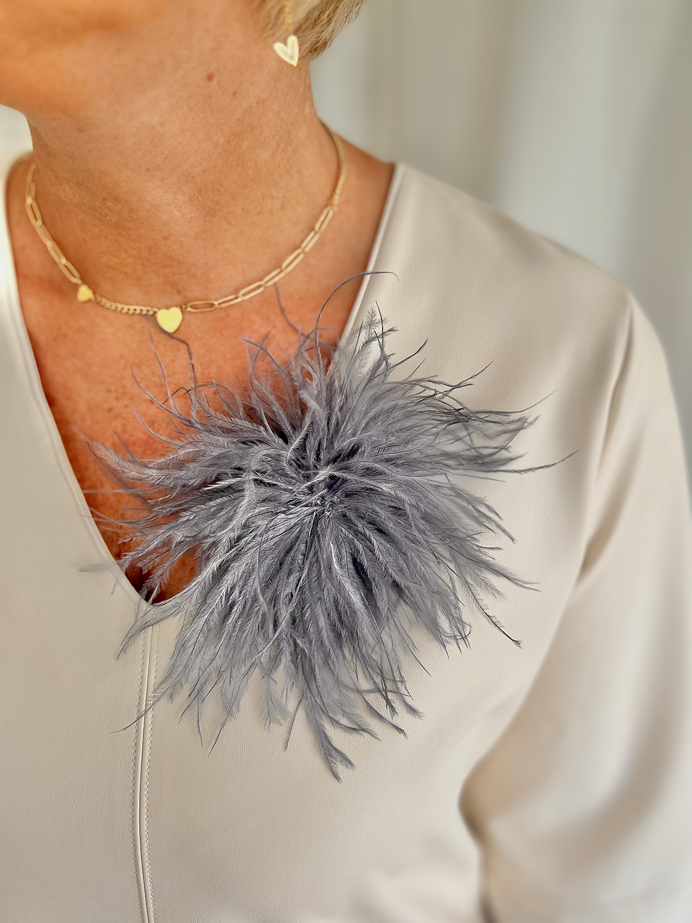 65623 Grijze broche met veren LM