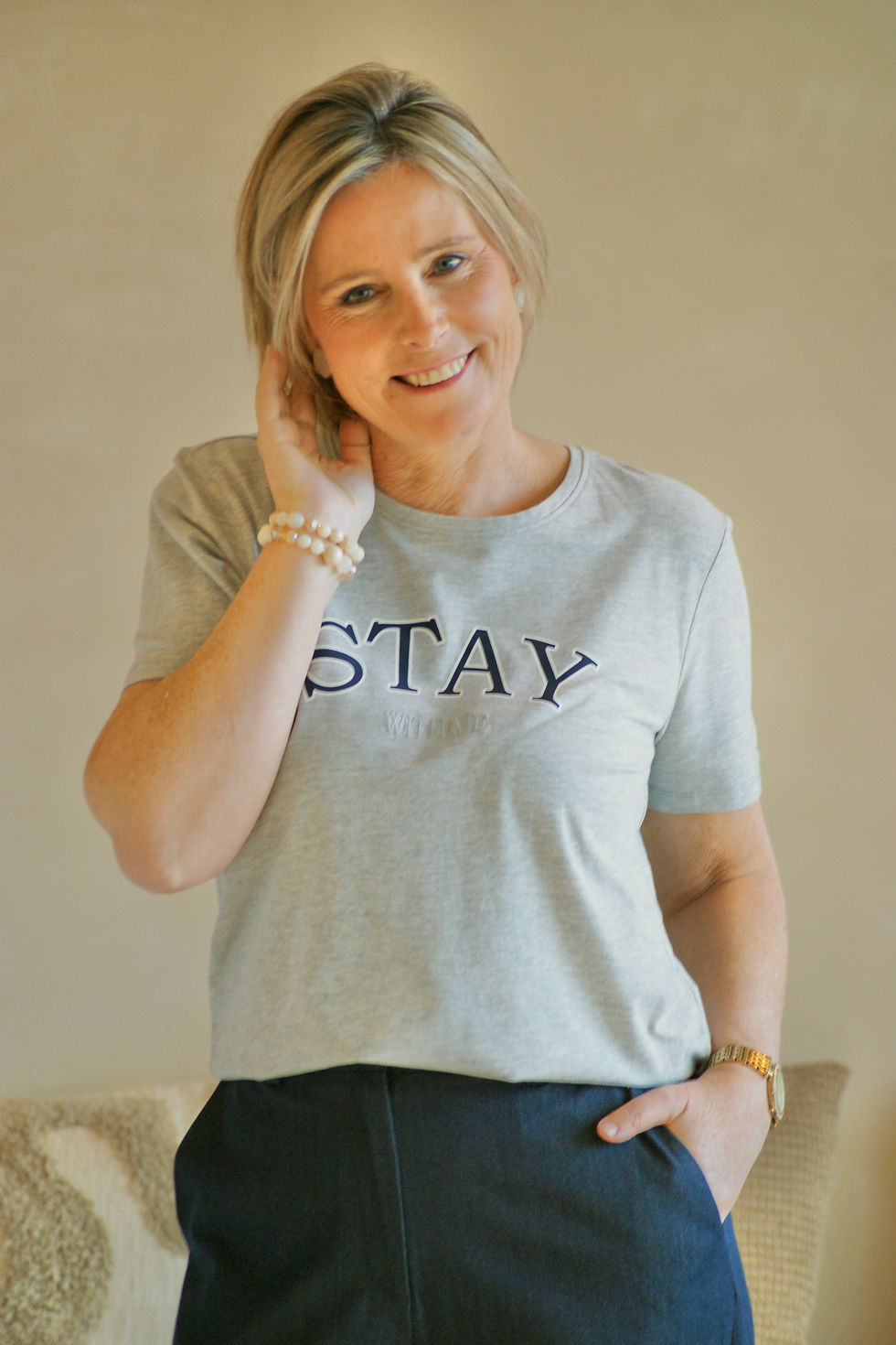 Thumbnail: 68702 Lichtgrijze t-shirt met tekst 'STAY' van Freequent