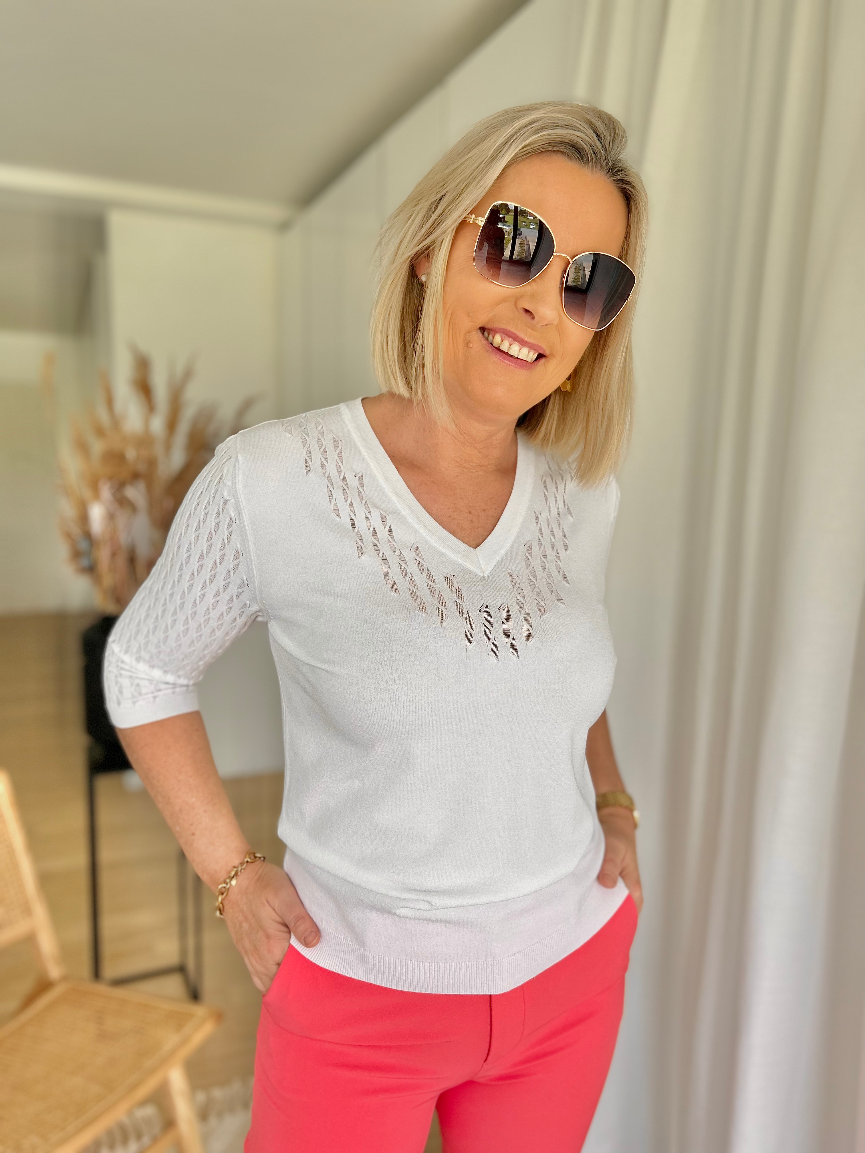 63099 Witte trui met v-hals en mouwdetails Accent