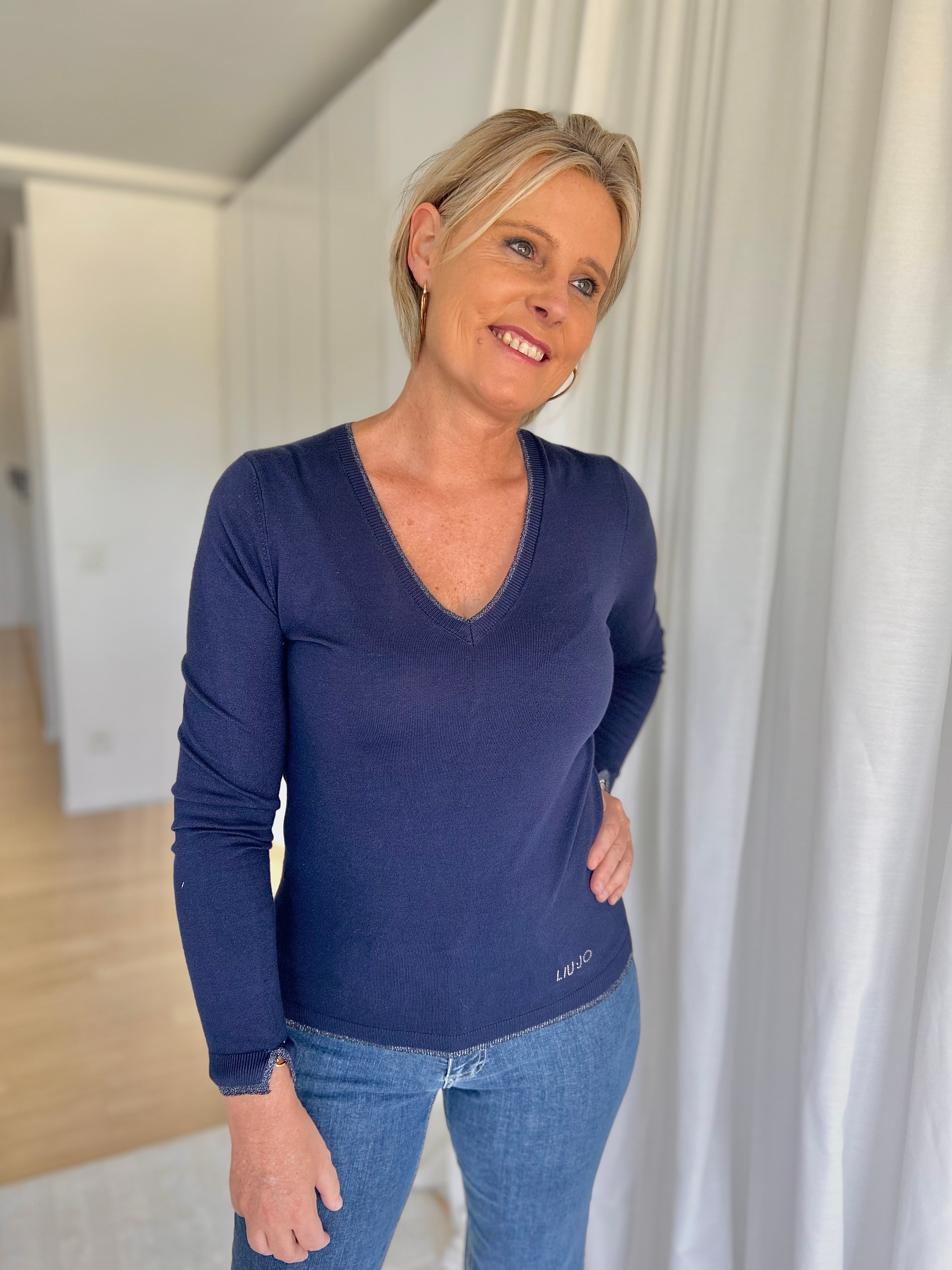 65369 Donkerblauwe v-hals trui afgebiesd met fijne glitter Liu Jo