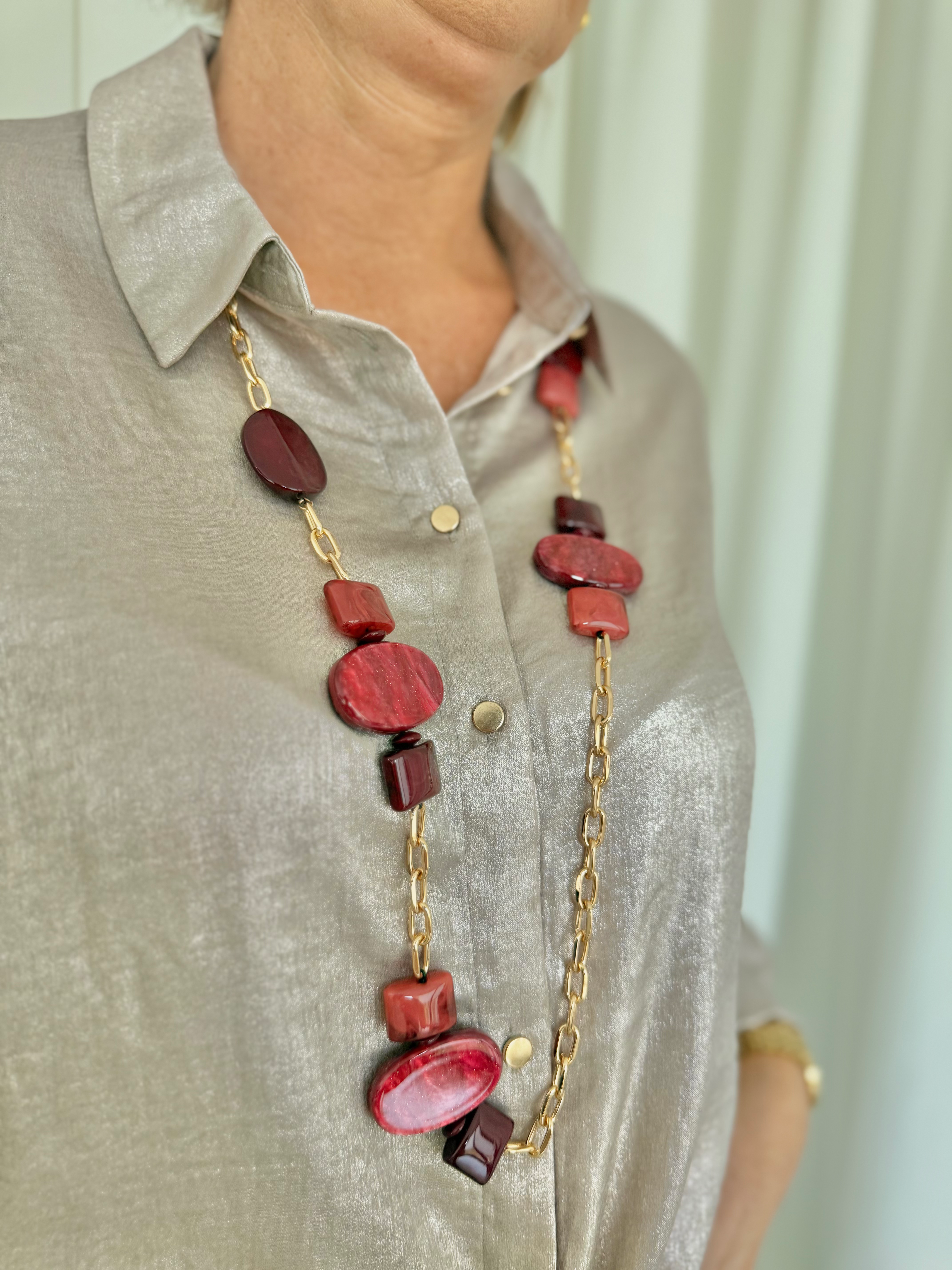 70298 Gouden halsketting met bordeaux kralen LM