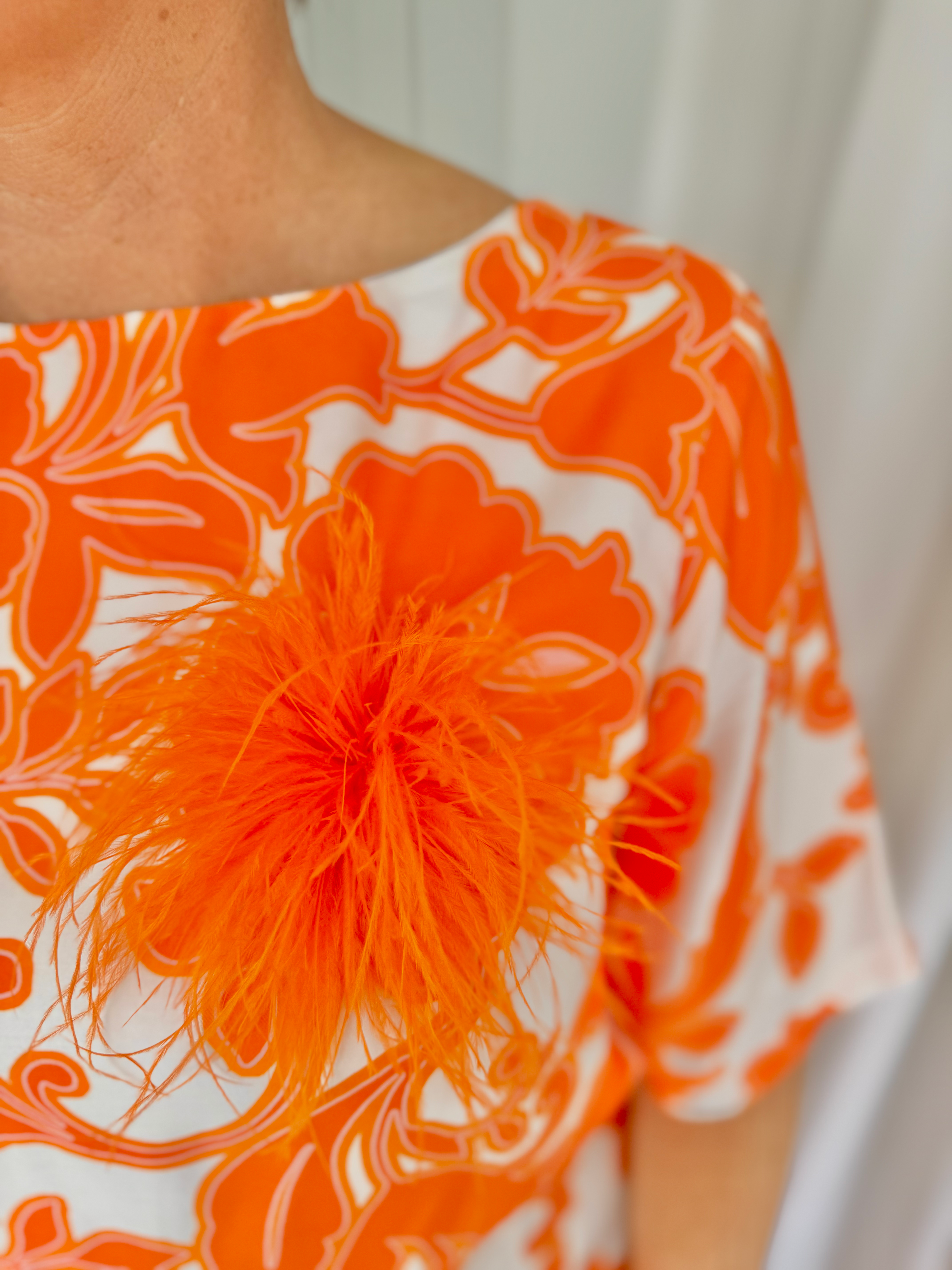 67727 Oranje broche met veren LM