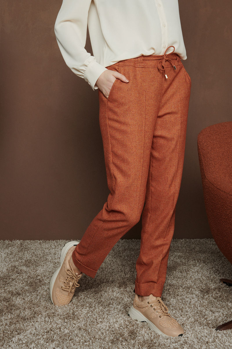 Thumbnail: 58855 Broek in stretch-stof op rek in bruin tint Marie Méro