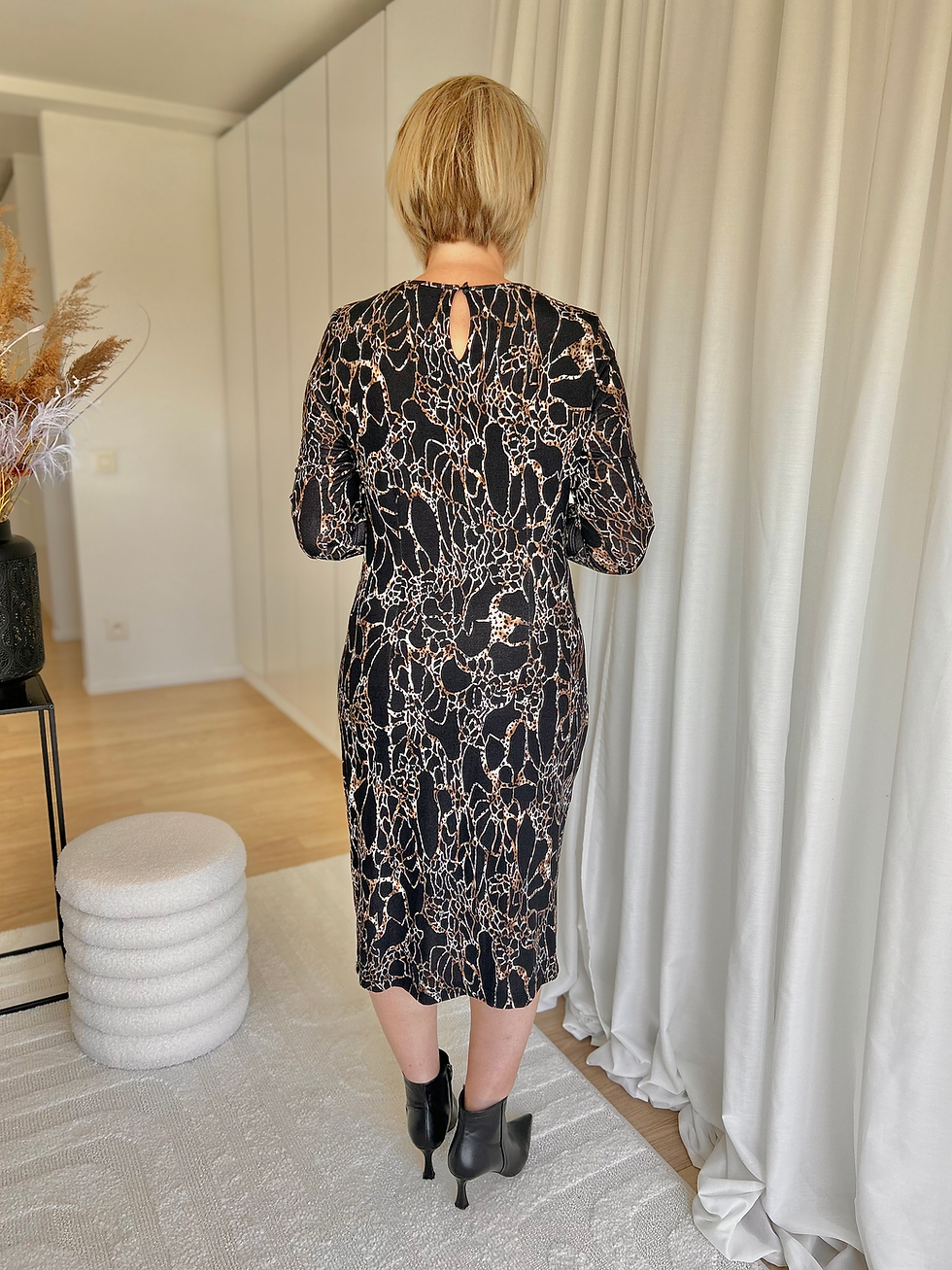Thumbnail: 65714 Midi jurk aanpassend model in fijne velours met multicolor print Batida