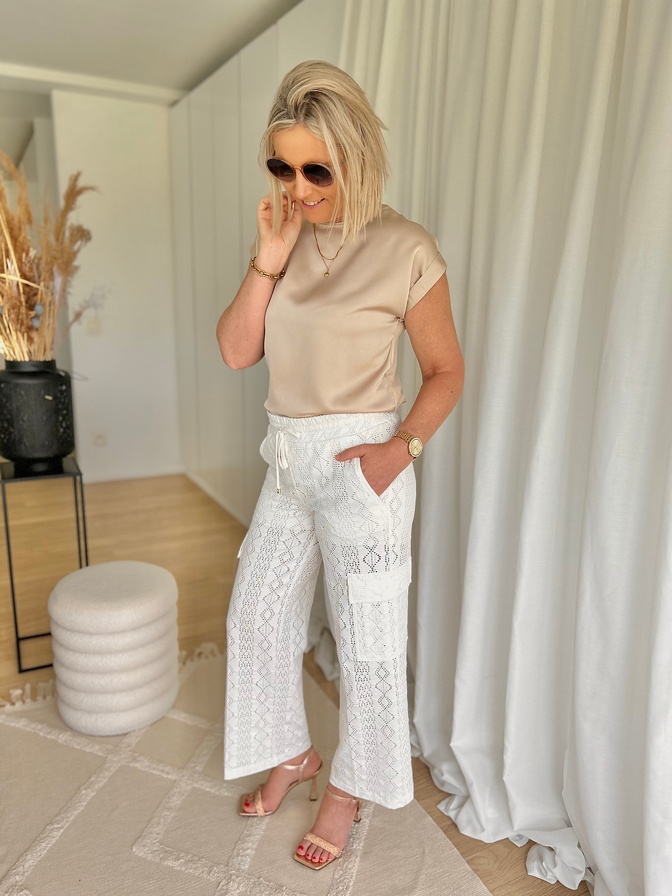 Thumbnail: 63349 Witte kanten broek op rek met zakjes Cambio