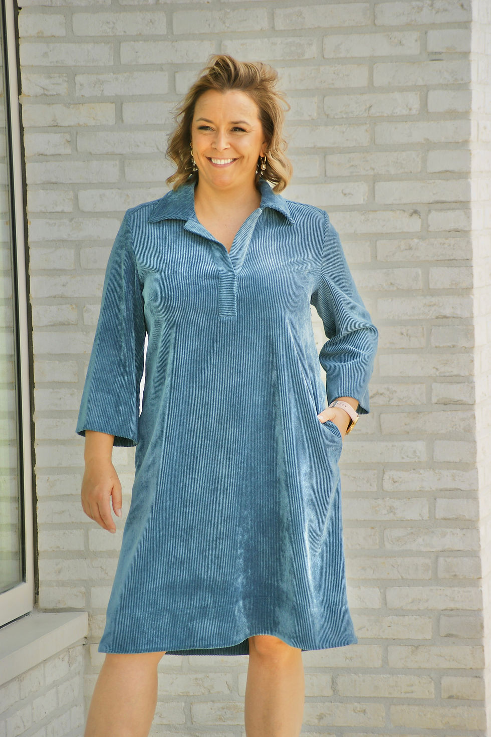 Thumbnail: 68298 Jeansblauwe ribfluwelen jurk met v-hals Marie Méro