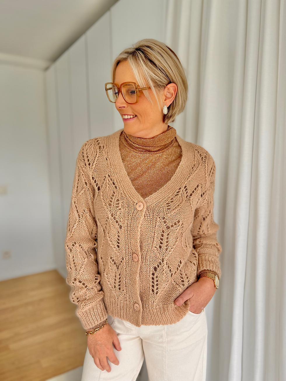Thumbnail: 61086 Camelkleurige cardigan in brei-kwaliteit met knopen Accent