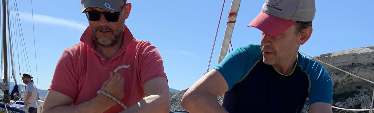 Manipulation des voiles et immersion totale dans la pratique de la voile lors de nos croisières formations.