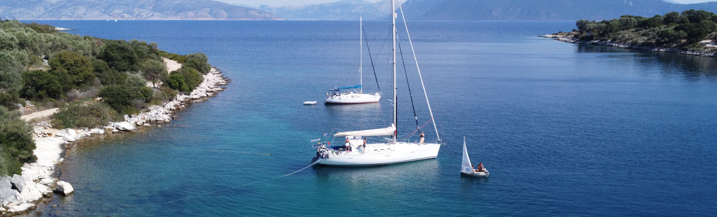 Voiliers au mouillage près d’une côte rocheuse en Grèce
