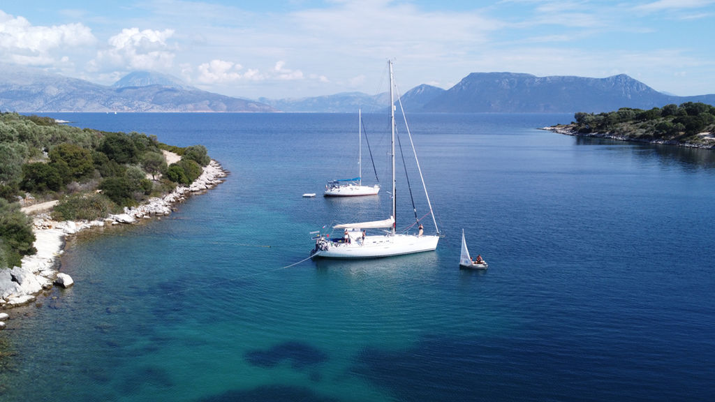 Segelboote vor Anker an einer Felsenküste in Griechenland

