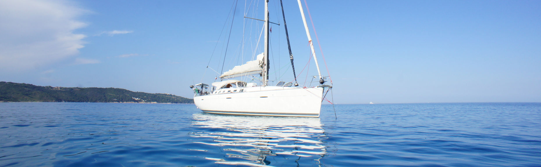 Segelboot auf ruhiger See in Griechenland

(Anmerkung: Der letzte Satz scheint ein separater, themenfremder Kommentar zu sein und sollte wahrscheinlich weggelassen werden.)