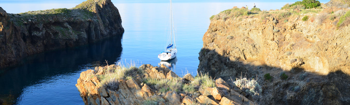 Voilier dans une crique rocheuse en Grèce
