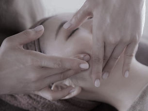 Praticienne réalisant des percussions liftantes sur les joues lors d'un massage facial japonais inspiré du Kobido au Namasté Studio à Pau.