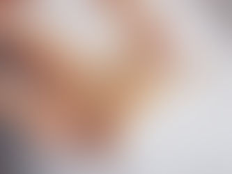 Madérothérapie sur les cuisses au Namasté Studio à Pau, rouleau en bois pour sculpter la silhouette et réduire la cellulite.