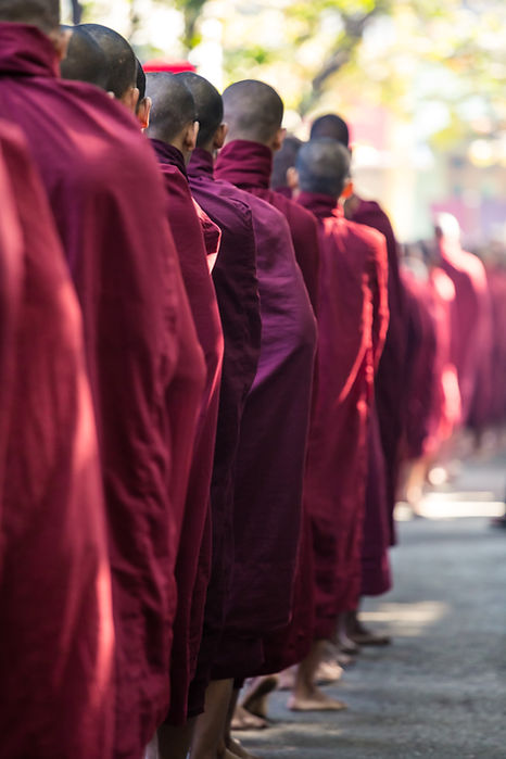 Monjes budistas que hacen cola para la c