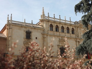 Vista de la Catedral Magistral de los Santos Niños Justo y Pastor en Alcalá de Henares, uno de los principales monumentos históricos y religiosos del casco antiguo de la ciudad.