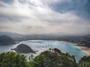 Vista panorámica de la Bahía de La Concha en San Sebastián, uno de los lugares más emblemáticos de la ciudad
