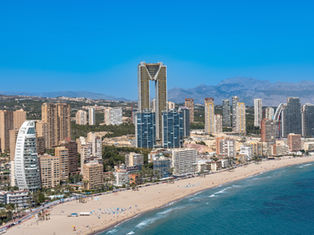 Vista panorámica de Benidorm con sus rascacielos junto al mar Mediterráneo, uno de los destinos turísticos e inmobiliarios más importantes de España.
