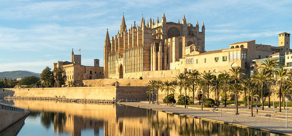 Vista panorámica de la Catedral de Palma de Mallorca (La Seu) junto al paseo marítimo y la bahía, uno de los monumentos más emblemáticos de las Islas Baleares.