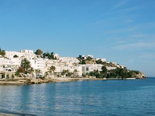 Vista panorámica de Dalt Vila en Ibiza con el puerto y el mar Mediterráneo al fondo, uno de los paisajes más emblemáticos de la isla