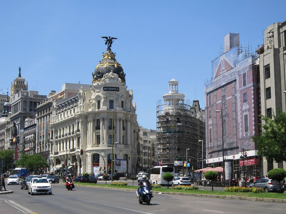 Vista del edificio Metrópolis en la Gran Vía de Madrid, uno de los iconos arquitectónicos más emblemáticos del centro de la capital.