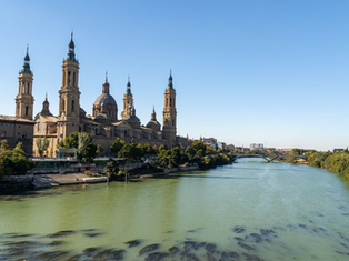 Vista de la Basílica del Pilar y el río Ebro en Zaragoza, uno de los monumentos más emblemáticos de Aragón