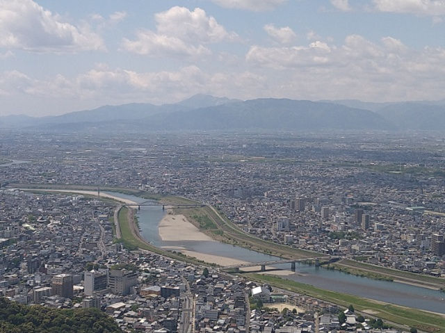 長良川と伊吹山