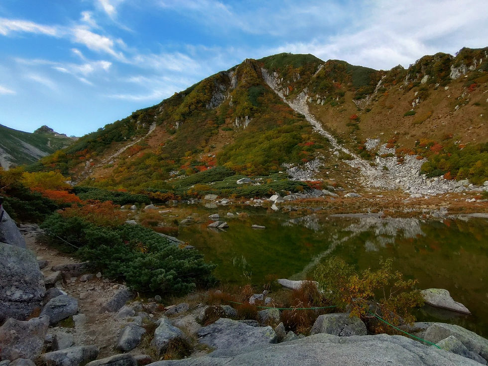 濃ヶ池　左奥に宝剣岳