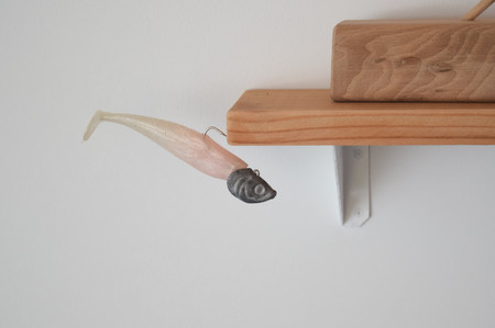 Robin Tornambe
Sans titre, 2022.
Leurre de pêche, bloc de hêtre, étagère. 90 x 30 x 25 cm