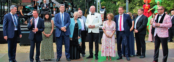 Bild vom Sommer Nachts Ball Eröffnung