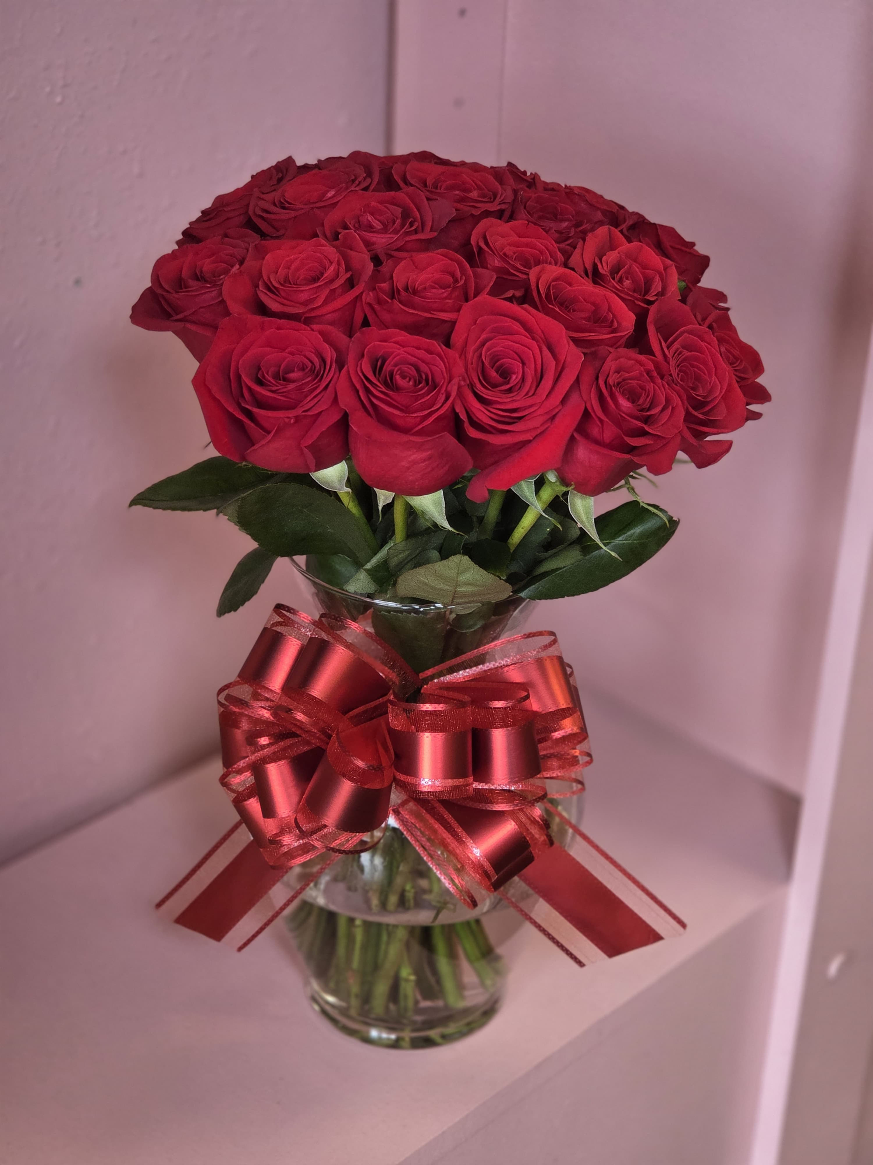 25 roses in glass 