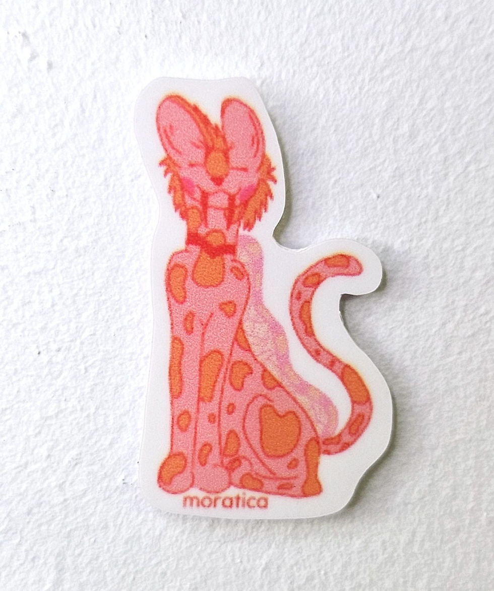 Sticker de vinyl de un gatito color rosado con detalles en naranja y rojo, tiene una aleta tipo ameba en la espalda.