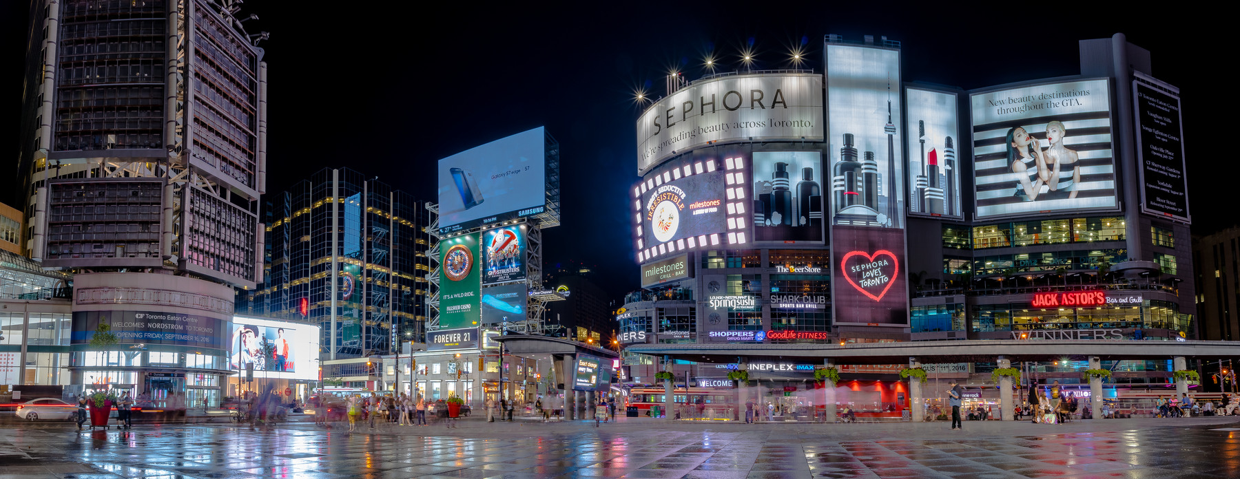 Dundas Square, Canada